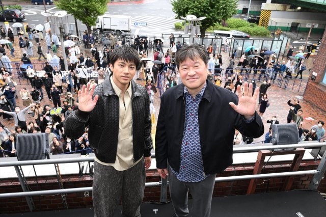 西武新宿駅でゲリラチラシ配り＆街頭演説で映画『爆弾』（10月31日公開）をPRした山田裕貴、佐藤二朗