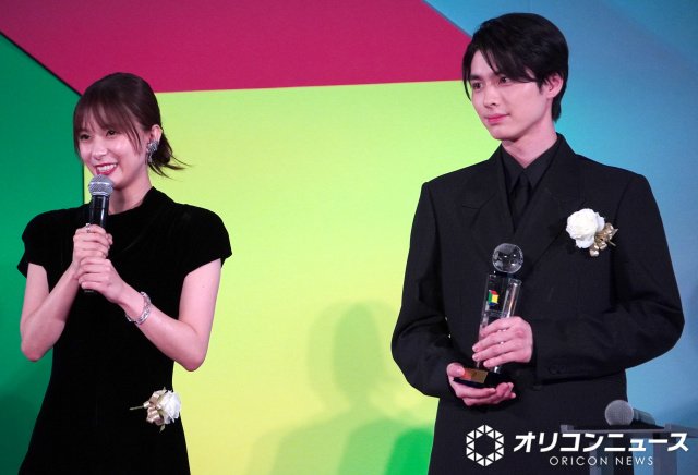 『東京ドラマアウォード2025』の授賞式に登壇した(左から)芳根京子、本田響矢 (C)ORICON NewS inc.