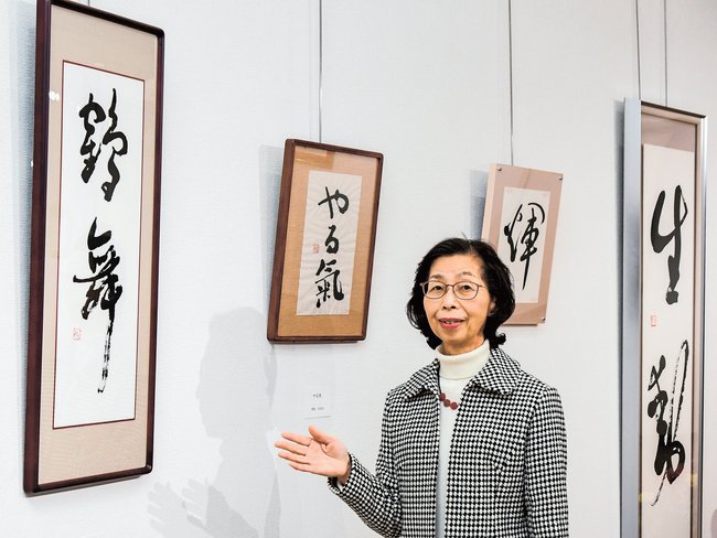 受講生の作品を紹介する松本千秋さん＝安来市安来町、和鋼博物館