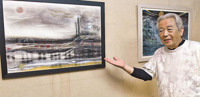 風のメロディーを表現した作品を紹介する瀧川純一さん＝益田市あけぼの東町、ちいさなぎゃらりー・うつわ