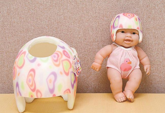 乳児の頭の形を矯正するヘルメット