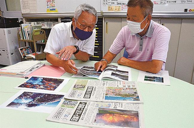 記録集の構成を話し合う田中豊館長(左)と青戸和雄会長=松江市島根町加賀、島根公民館