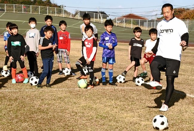 原一樹さん（右）から指導を受ける子どもたち＝大田市久手町、大田自転車場