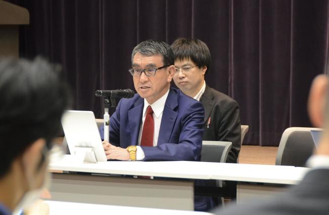 マイナンバーにひも付けた情報の総点検について、関係府省の担当課長らに説明する河野デジタル相＝６月３０日午後、東京都内