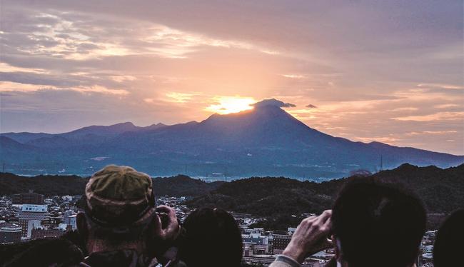 熱い雲がかかり「ダイヤモンド大山」が望めなかった大山山頂＝米子市久米町、米子城跡