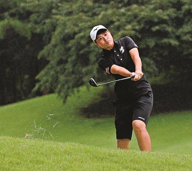 通算５アンダーで２位タイにつけた大林奈央＝大山平原ゴルフクラブ