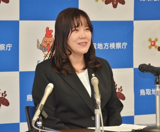 着任会見で意気込みを話す山上真由美検事正＝鳥取市西町３丁目、鳥取地検