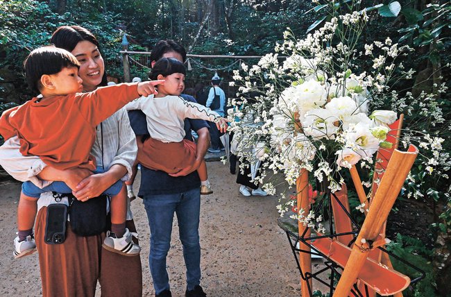 鏡の池の前で作品を鑑賞する親子∥松江市佐草町、八重垣神社
