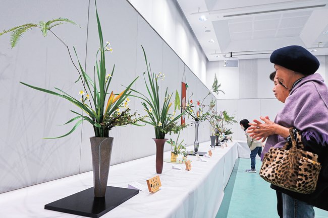 季節を感じる生け花を楽しむ来場者=益田市有明町、島根県芸術文化センター・グラントワ