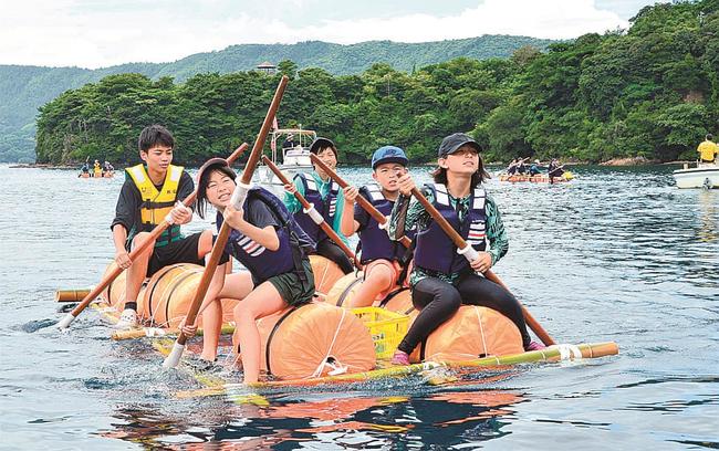 手作りいかだで浦郷湾を進む子どもたち＝島根県西ノ島町浦郷