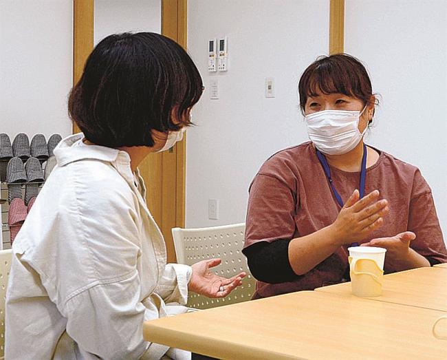 サロンで相談を受ける井上恵理子さん（右）＝出雲市内