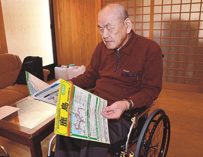 避難経路を眺める青山光義さん。原発事故時の対応に不安を募らせる＝松江市鹿島町佐陀本郷