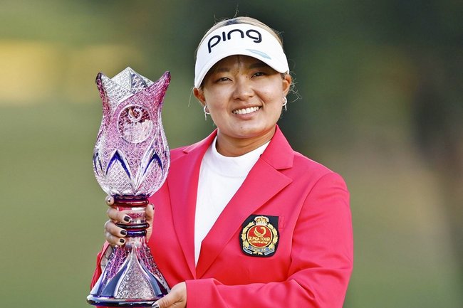 プレーオフを制して優勝し、トロフィーを手に笑顔の鈴木愛＝宮崎ＣＣ