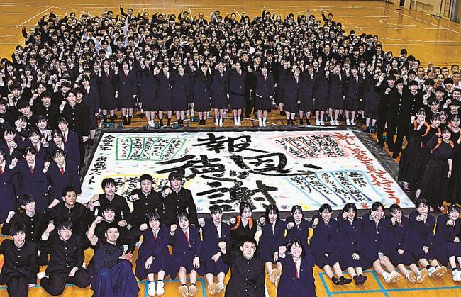 出商デパートの成功に向け、気勢を上げる生徒たち=出雲市大津町、出雲商業高校