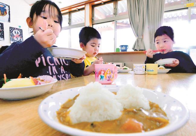 竹島カレーを楽しむ園児＝島根県隠岐の島町郡、ごか保育園