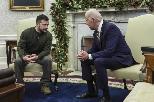 米ホワイトハウスで会談するバイデン大統領（右）とウクライナのゼレンスキー大統領＝２１日（ゲッティ＝共同）