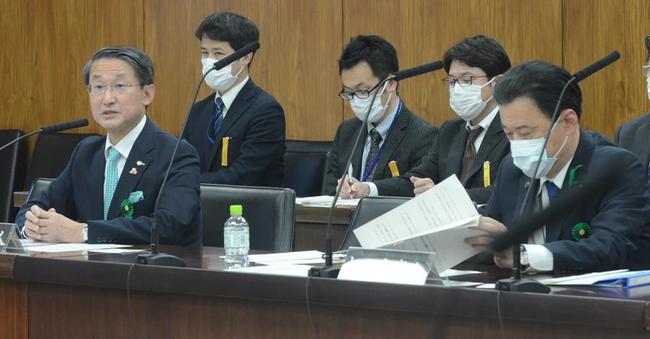 参院憲法審査会で意見を表明する鳥取県の平井伸治知事（左）と島根県の丸山達也知事（右）＝２６日