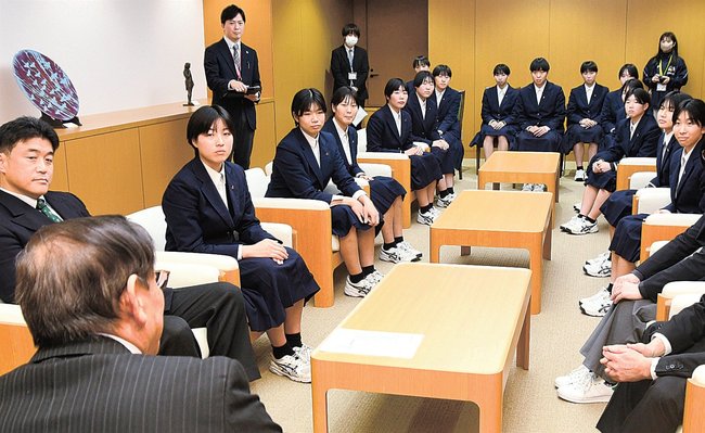 田中武夫市長（手前）に春高バレーベスト８を報告する安来高校女子バレー部のメンバー＝安来市安来町、市役所安来庁舎