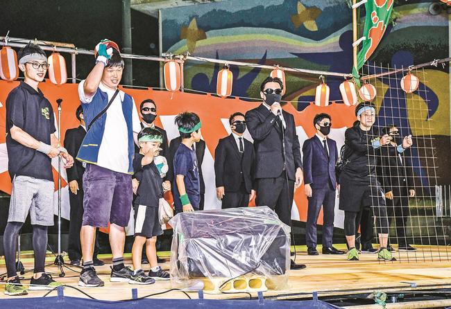 仮装大会で優勝した、加茂山自治会＝島根県邑南町矢上、矢上小学校