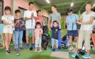 練習仲間たちと談笑する三原颯真君（右から３人目、後ろ）＝出雲市斐川町上直江、斐川ファミリーゴルフ