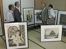 平塚運一の遺族から、創立１００周年を迎えた松江商業高校に贈られた作品を見る関係者＝２０００年９月２８日、松江市浜乃木の同校で撮影