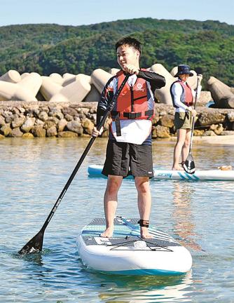 サップを体験する参加者＝益田市木部町、大谷海岸