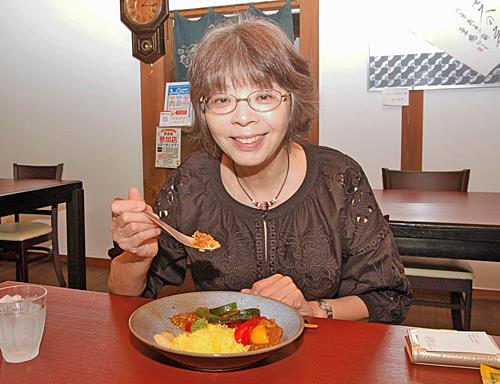 ブーケガルニでオリジナルカレーをほおばる池本さん