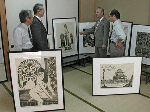 平塚運一の遺族から、創立１００周年を迎えた松江商業高校に贈られた作品を見る関係者＝２０００年９月２８日、松江市浜乃木の同校で撮影