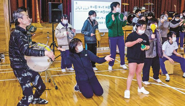 刄田綴色さん（左）と一緒に演奏する生徒＝出雲市神西沖町、出雲養護学校