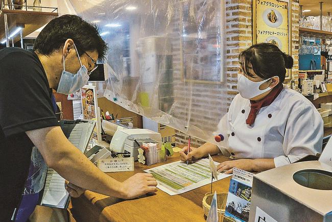 飲食店側（右）に営業時間短縮を要請する県職員＝米子市加茂町２丁目、ペントラマンマ