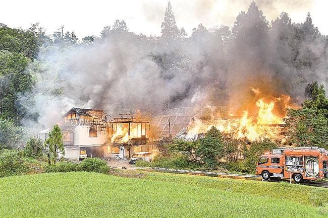 炎上する民家＝２２日午後４時３０分、浜田市金城町久佐