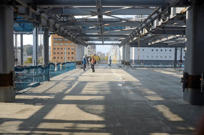 工事が進むJR米子駅の南北自由通路=米子市弥生町