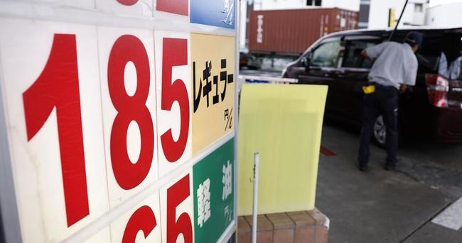 レギュラーガソリン１㍑当たり１８５円を示すガソリンスタンドの価格表示＝８月３０日、大阪府守口市