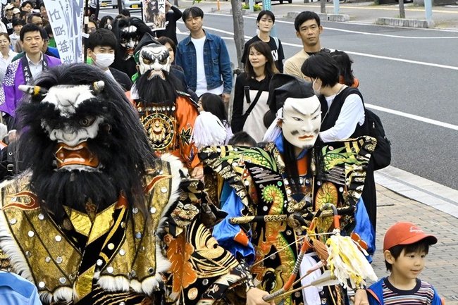 衣装を着て町を練り歩く社中メンバーと市民＝益田市常盤町