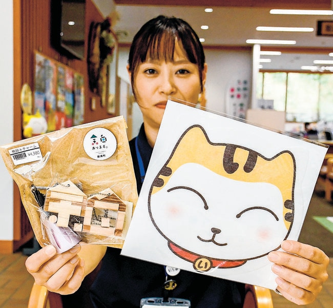熊鈴（左）と「い～にゃん」のフェースパック＝島根県飯南町下赤名、町役場
