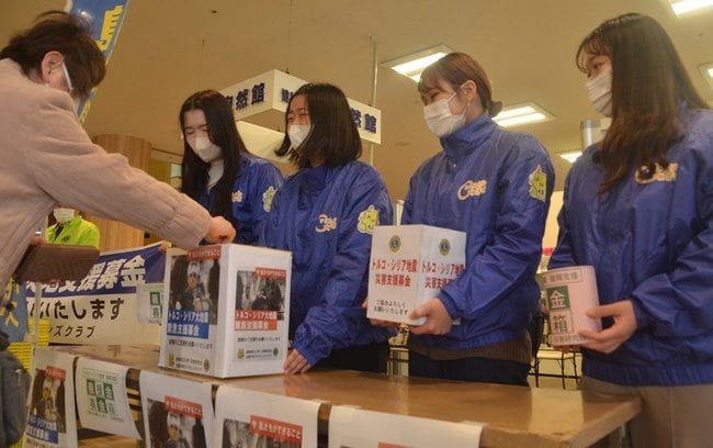 募金を呼びかける学生たち＝出雲市今市町、ラピタ本店