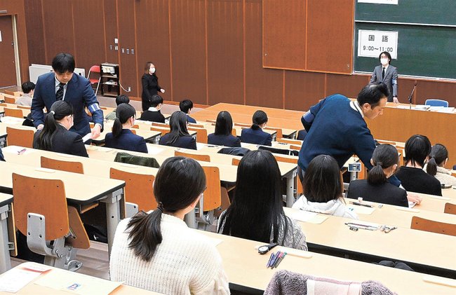 受験生に問題を配る試験官＝松江市西川津町、島根大