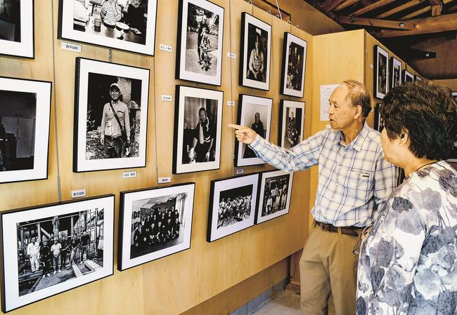 写真展の作品を紹介する細木良男さん（左）＝出雲市西平田町、ファインダーみるみる