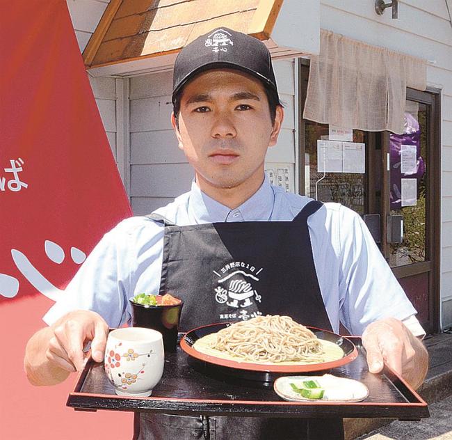 古里に自分の店をオープンした田尾海星さん＝奥出雲町八川、高原そば壱心