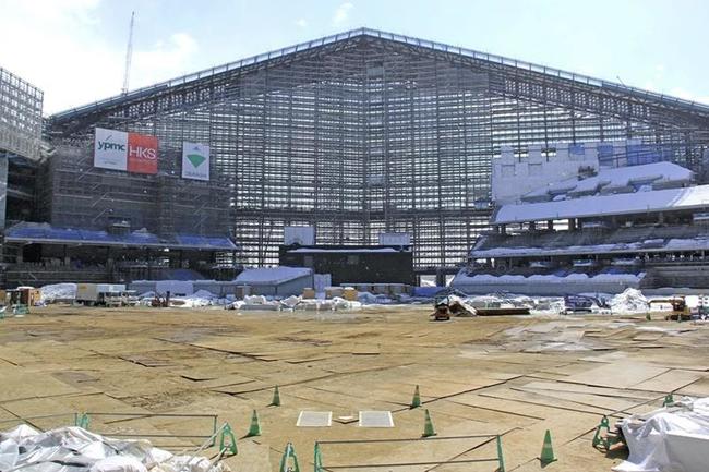 建設中の日本ハム新球場の内部。手前に見えるホームベースの辺りが実際の本塁の位置になるという＝３月２１日、北海道北広島市（超広角レンズ使用）