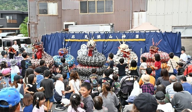 石見神楽の演目「大蛇」を拾うする土江子ども神楽団