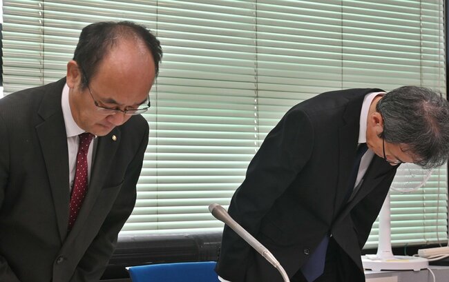 陳謝する米山祐司次長(左)=松江市殿町、島根県庁