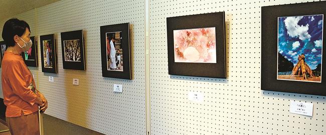 会員の個性あふれる作品が並ぶ会場＝出雲市斐川町神庭、荒神谷博物館