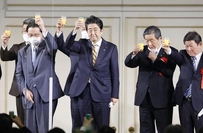 2021年12月、自民党安倍派のパーティーで乾杯する安倍元首相(右から3人目)=東京都内のホテル
