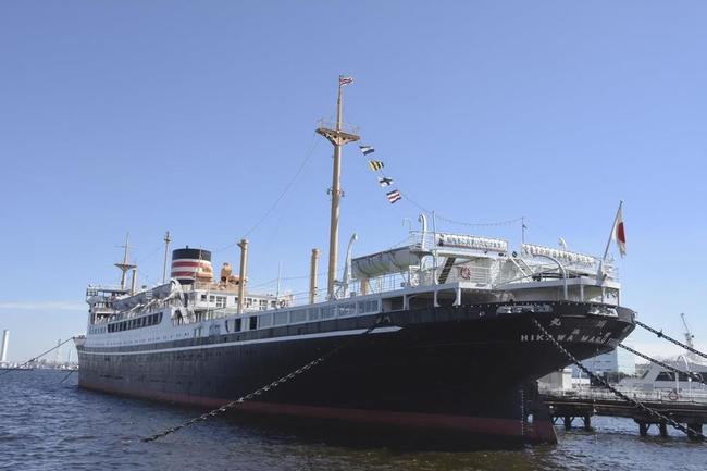 山下公園につなぎとめられている氷川丸。かつてチャップリンも乗船した＝横浜市（資料）