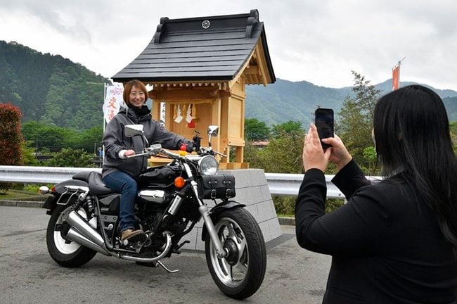 今井二輪神社の前で記念写真を撮るオートバイ愛好者=江津市桜江町川戸、今井産業本社駐車場