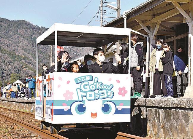 江津工高生が運転するトロッコに試乗して楽しむ来場者ら＝江津市桜江町川戸、旧川戸駅
