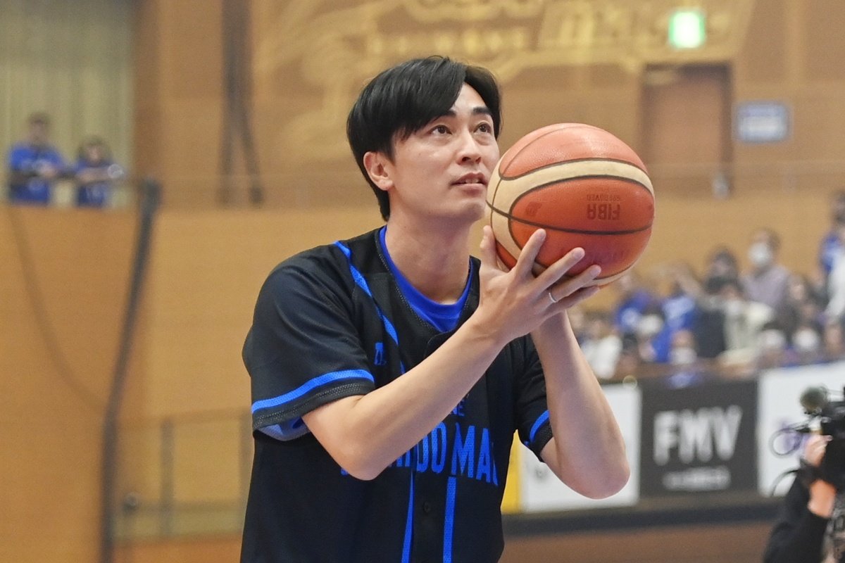 和田毅さん、スサマジ始球式でフリースローに挑戦 同じ背番号「21