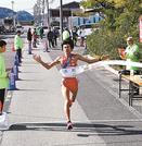 第２８回大会で優勝のゴールテープを切る松江の山本啓輔選手