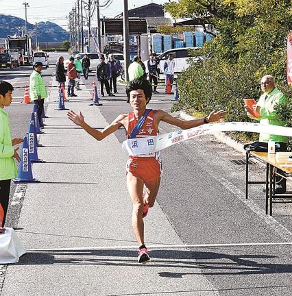 第２８回大会で優勝のゴールテープを切る松江の山本啓輔選手